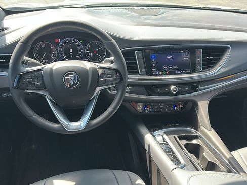Used 2023 Buick Enclave Premium image 21