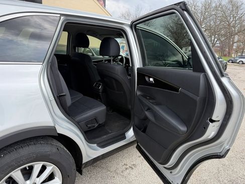 Used 2019 Kia Sorento L image 16