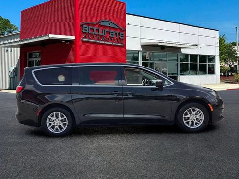 Used 2022 Chrysler Voyager LX FWD image 6