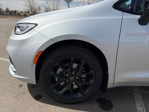 New 2026 Chrysler Pacifica Limited image 11