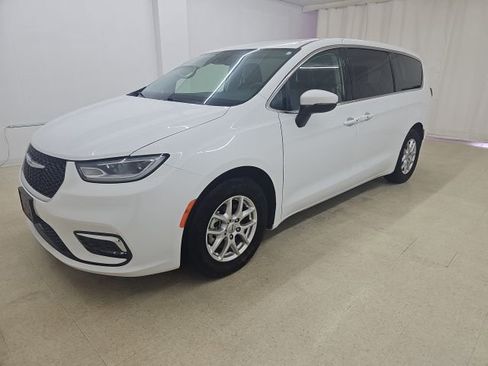 Used 2023 Chrysler Pacifica Touring-L image 29