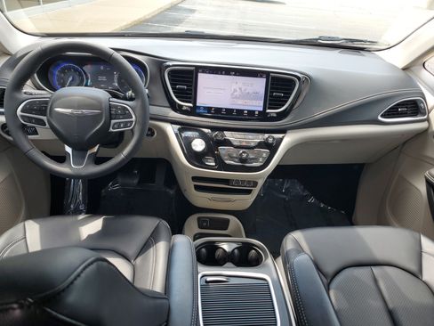 Used 2024 Chrysler Pacifica Touring-L FWD image 18