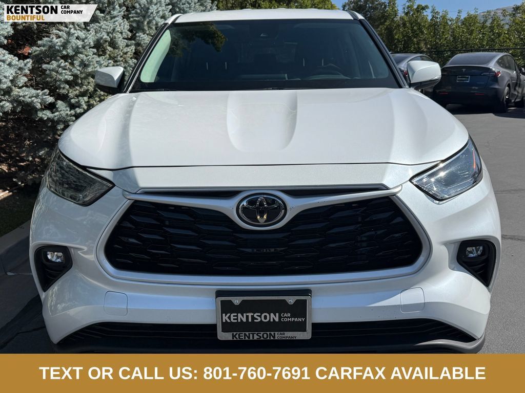 Used 2025 Toyota Highlander LE AWD/4WD image 2