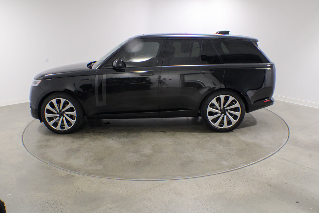 Used 2026 Land Rover Range Rover SE AWD/4WD image 3