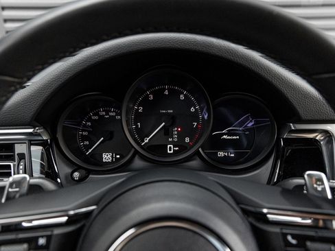 Certified 2025 Porsche Macan image 18