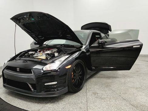 Used 2014 Nissan GT-R Black Edition AWD/4WD image 9
