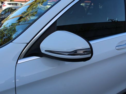 Used 2019 Mercedes-Benz GLC 300 4MATIC image 12