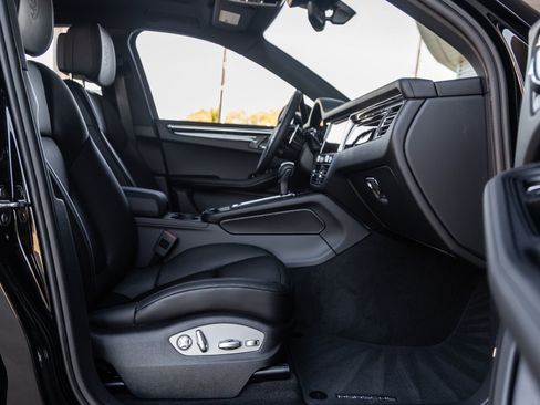 Certified 2026 Porsche Macan AWD/4WD image 44