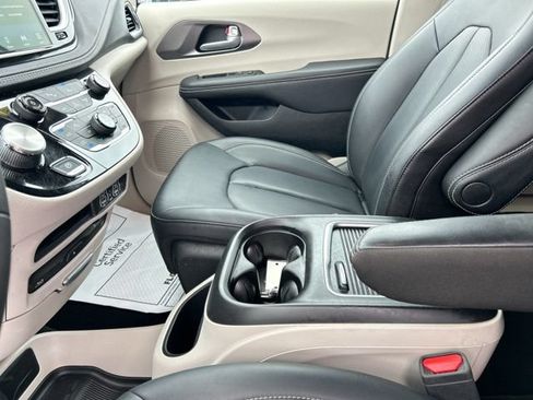 Used 2024 Chrysler Pacifica Touring-L w/ Uconnect Theater Family Group FWD image 35