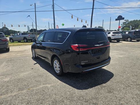 Used 2023 Chrysler Pacifica Touring-L FWD image 7