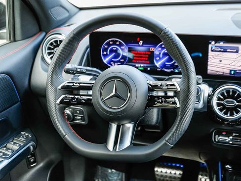 Used 2024 Mercedes-Benz EQB 300 4MATIC image 13