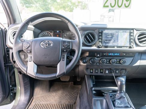Used 2022 Toyota Tacoma TRD Off-Road AWD/4WD image 15