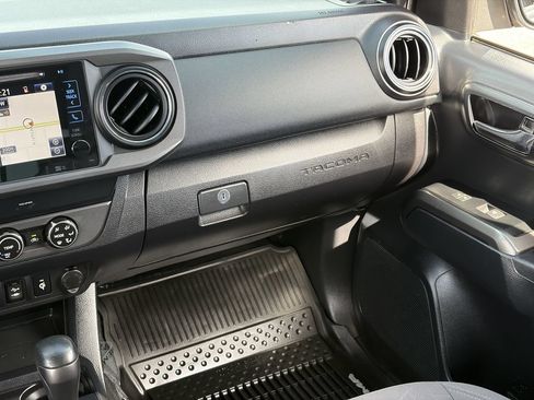 Used 2019 Toyota Tacoma TRD Off-Road AWD/4WD image 18