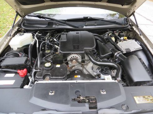 Used 2008 Lincoln Town Car Signature Limited image 21