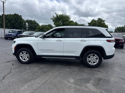 Used 2024 Jeep Grand Cherokee Laredo AWD/4WD image 3