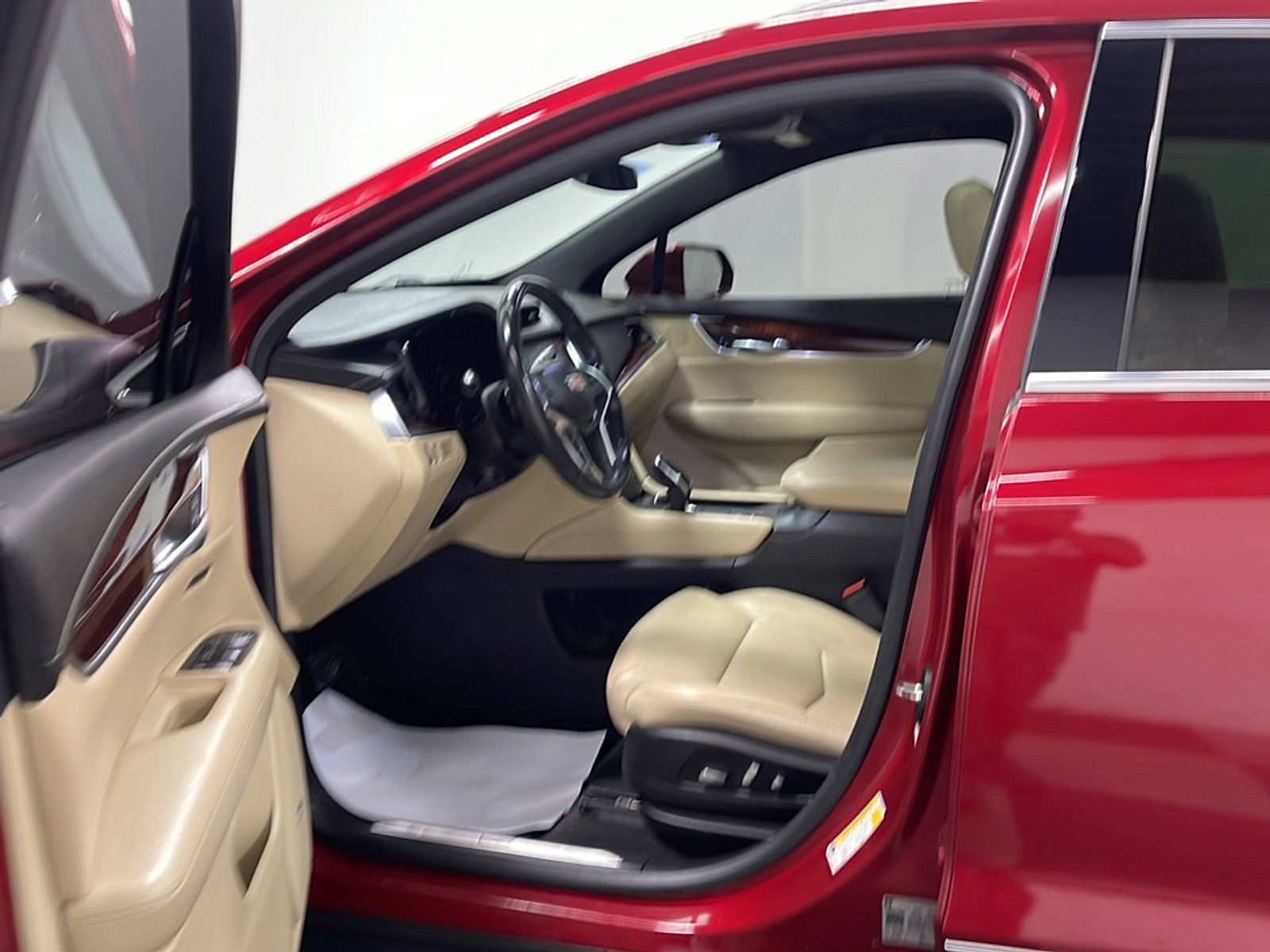 Used 2019 Cadillac XT5 Premium Luxury FWD image 2