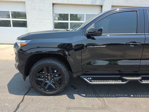 Used 2025 Chevrolet Colorado Z71 w/ Technology Package AWD/4WD image 17