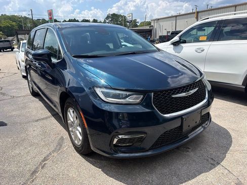 Used 2023 Chrysler Pacifica Touring-L FWD image 2