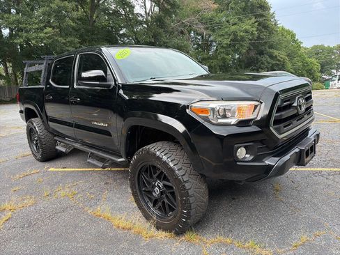 Used 2017 Toyota Tacoma SR5 w/ Tow Package RWD image 14