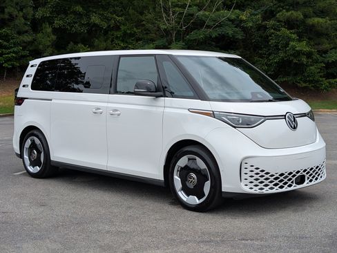 Used 2025 Volkswagen ID. Buzz Pro S RWD image 10