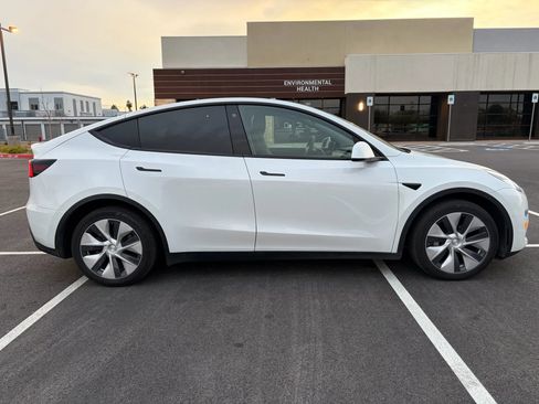 Used 2021 Tesla Model Y Long Range image 3