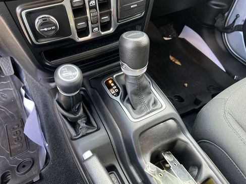 Used 2022 Jeep Gladiator Willys image 17