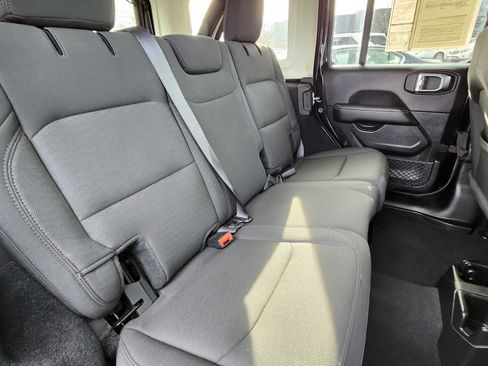 Used 2020 Jeep Wrangler Unlimited Sahara image 20