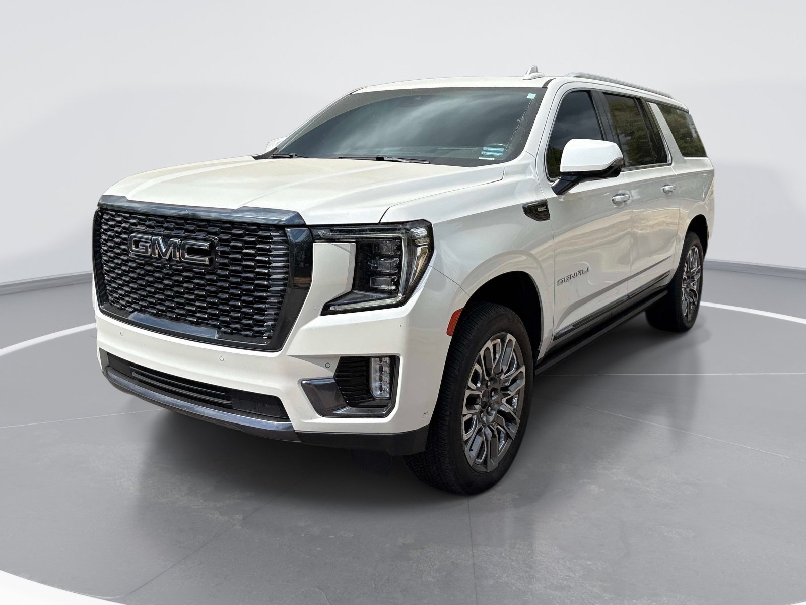 Used 2023 GMC Yukon XL Denali Ultimate AWD/4WD image 3