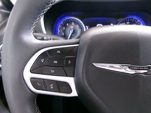 Used 2025 Chrysler Pacifica Select FWD image 10