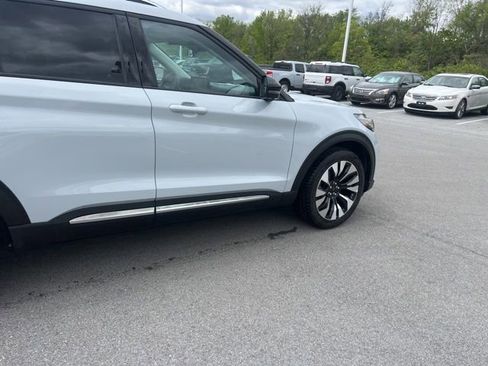 Used 2025 Ford Explorer Platinum w/ LUX Leather Package AWD/4WD image 3