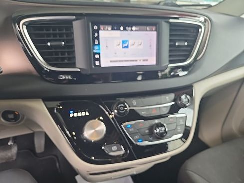Used 2023 Chrysler Voyager LX FWD image 6