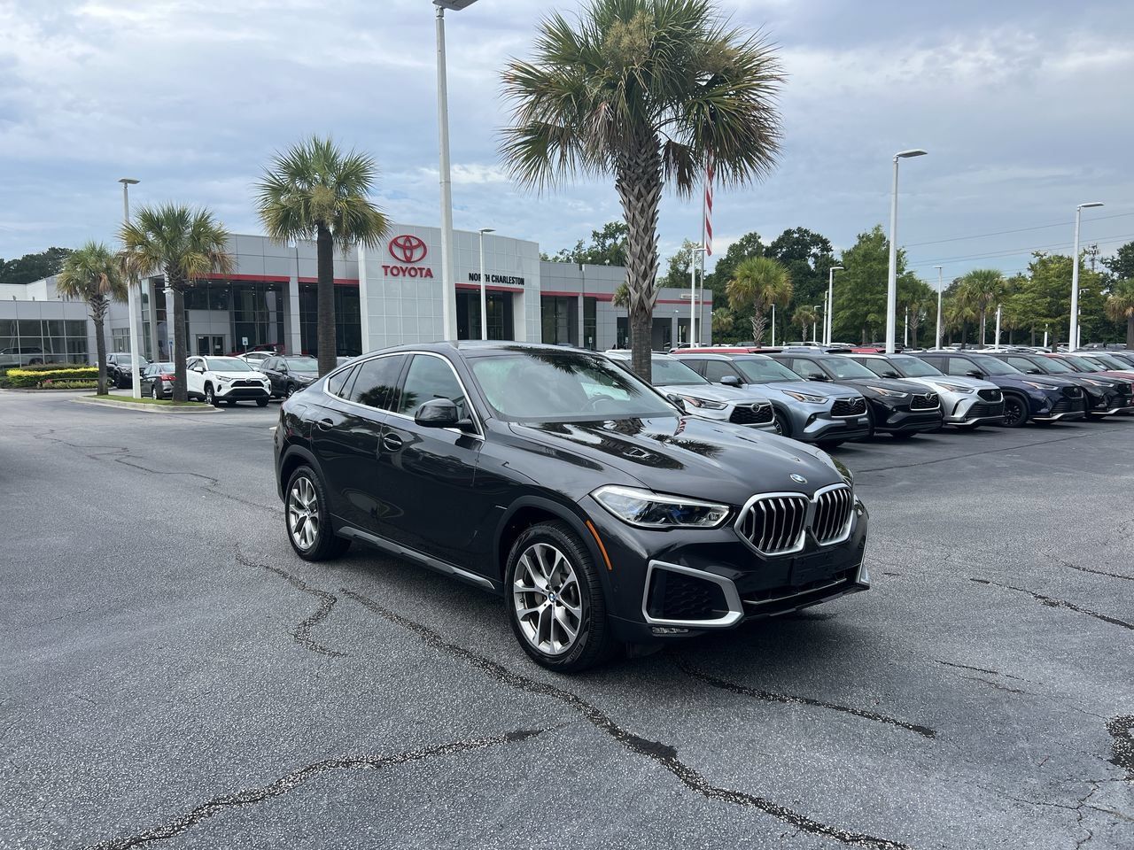 Used 2021 BMW X6 xDrive40i w/ Executive Package AWD/4WD image 2