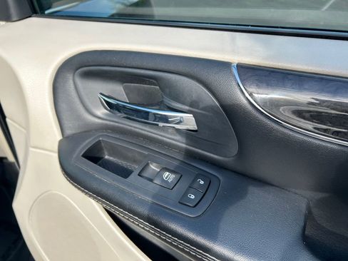 Used 2016 Chrysler Town & Country Touring FWD image 25