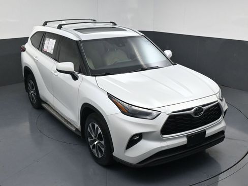 Used 2022 Toyota Highlander XLE image 11