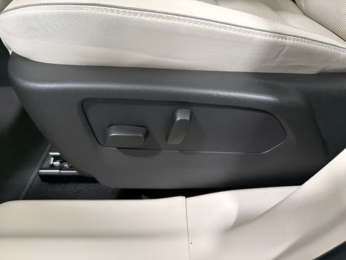 Used 2022 Buick Envision Essence w/ Technology Package I FWD image 12