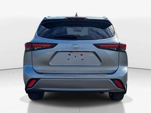 Used 2024 Toyota Highlander Platinum image 6