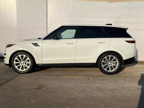 Used 2025 Land Rover Range Rover Sport SE image 2
