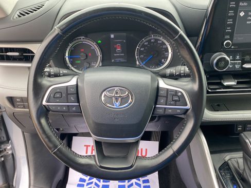 Used 2022 Toyota Highlander LE AWD/4WD image 16