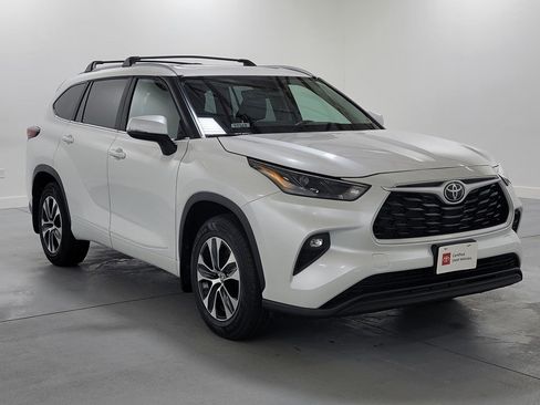 Certified 2025 Toyota Highlander XLE image 2