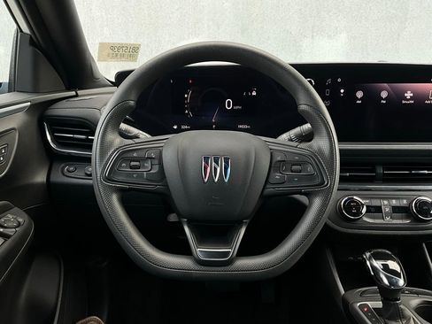 Used 2025 Buick Envista Preferred image 32
