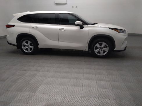 Used 2021 Toyota Highlander LE AWD/4WD image 11