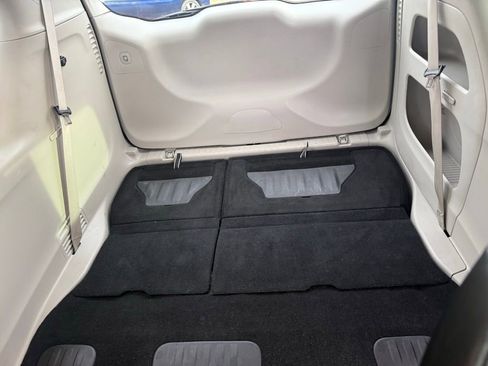 Used 2024 Chrysler Pacifica Touring-L image 13