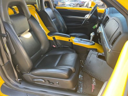 Used 2005 Chevrolet SSR w/ Preferred Equipment Group image 12