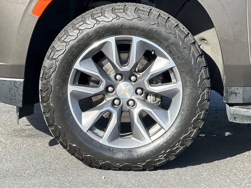 Used 2021 Chevrolet Suburban LT w/ LT Signature Package image 29