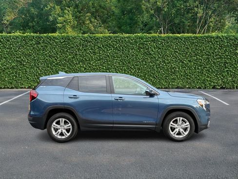 Used 2024 GMC Terrain SLE FWD image 2