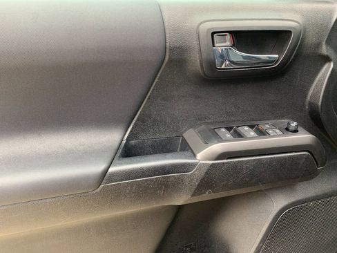 Used 2022 Toyota Tacoma TRD Sport image 12