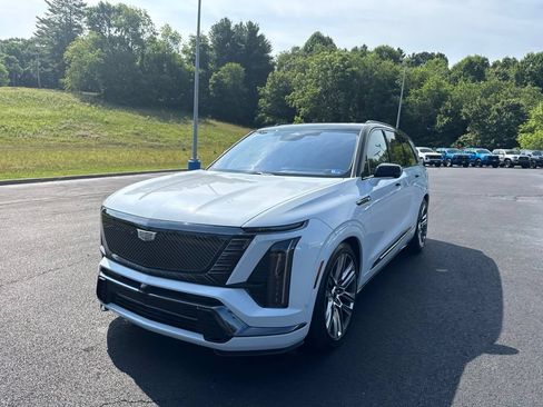 Used 2026 Cadillac Vistiq Platinum w/ LPO, Floor Liner Package AWD/4WD image 4