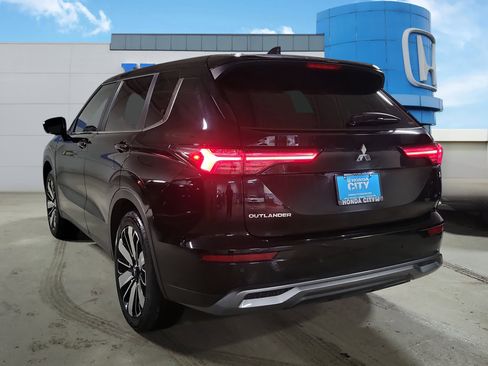 Used 2025 Mitsubishi Outlander SE image 4