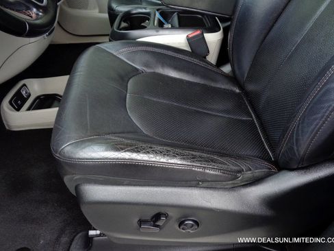 Used 2018 Chrysler Pacifica Touring-L FWD image 7