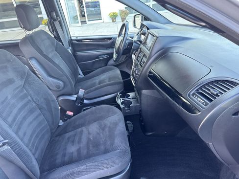 Used 2018 Dodge Grand Caravan SE image 27